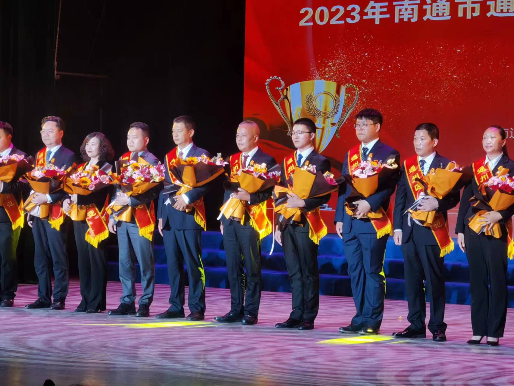 顧國(guó)新(右五)在勞模頒獎(jiǎng)儀式現(xiàn)場(chǎng)