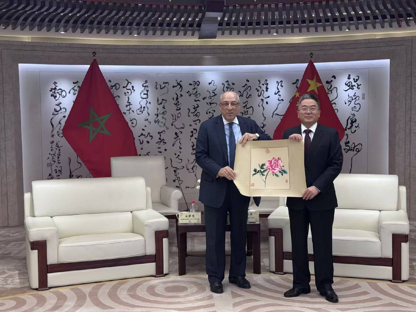 嚴圣軍董事長(右)與安薩里大使(左)