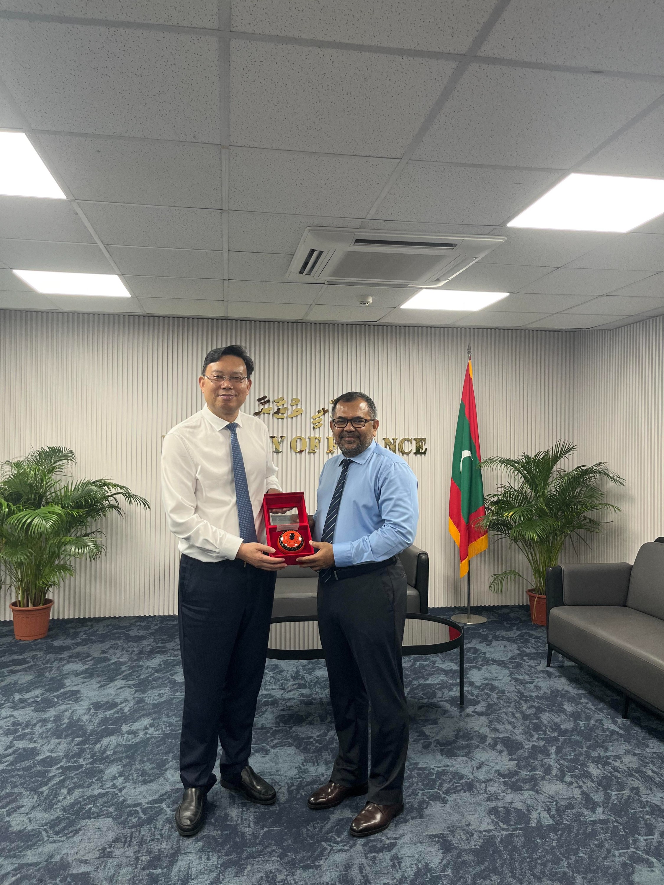 總裁曹德標(左)與財政部長扎米爾(右)